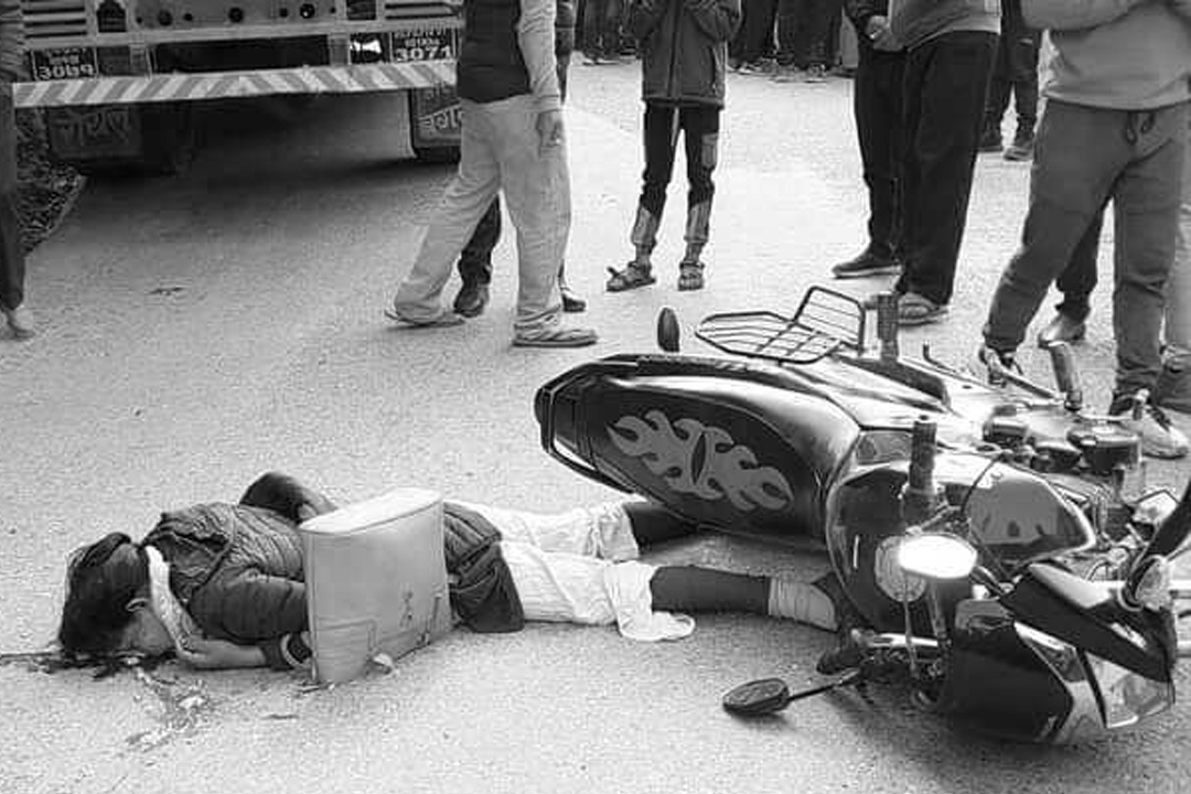 बझाङमा ट्रकले मोटरसाइकललाई ठक्कर दिँदा मृत्यु भएकी युवतीको पहिचान खुल्यो 
